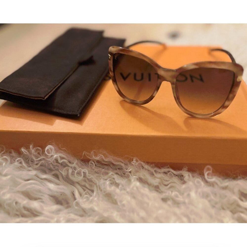 Louis Vuitton Monogram Women's Sunglasses with original case